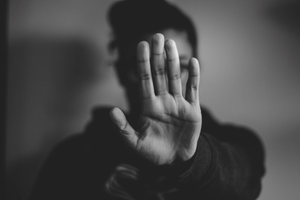 本人確認がないため悪徳業者が多い